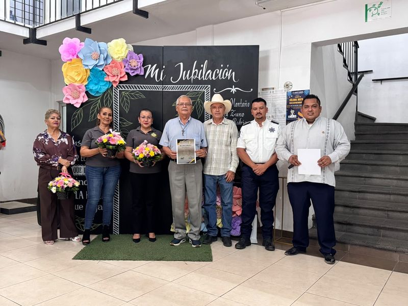 En este momento estás viendo Cruz Méndez reconoce trayectoria de trabajadores jubilados en Armería