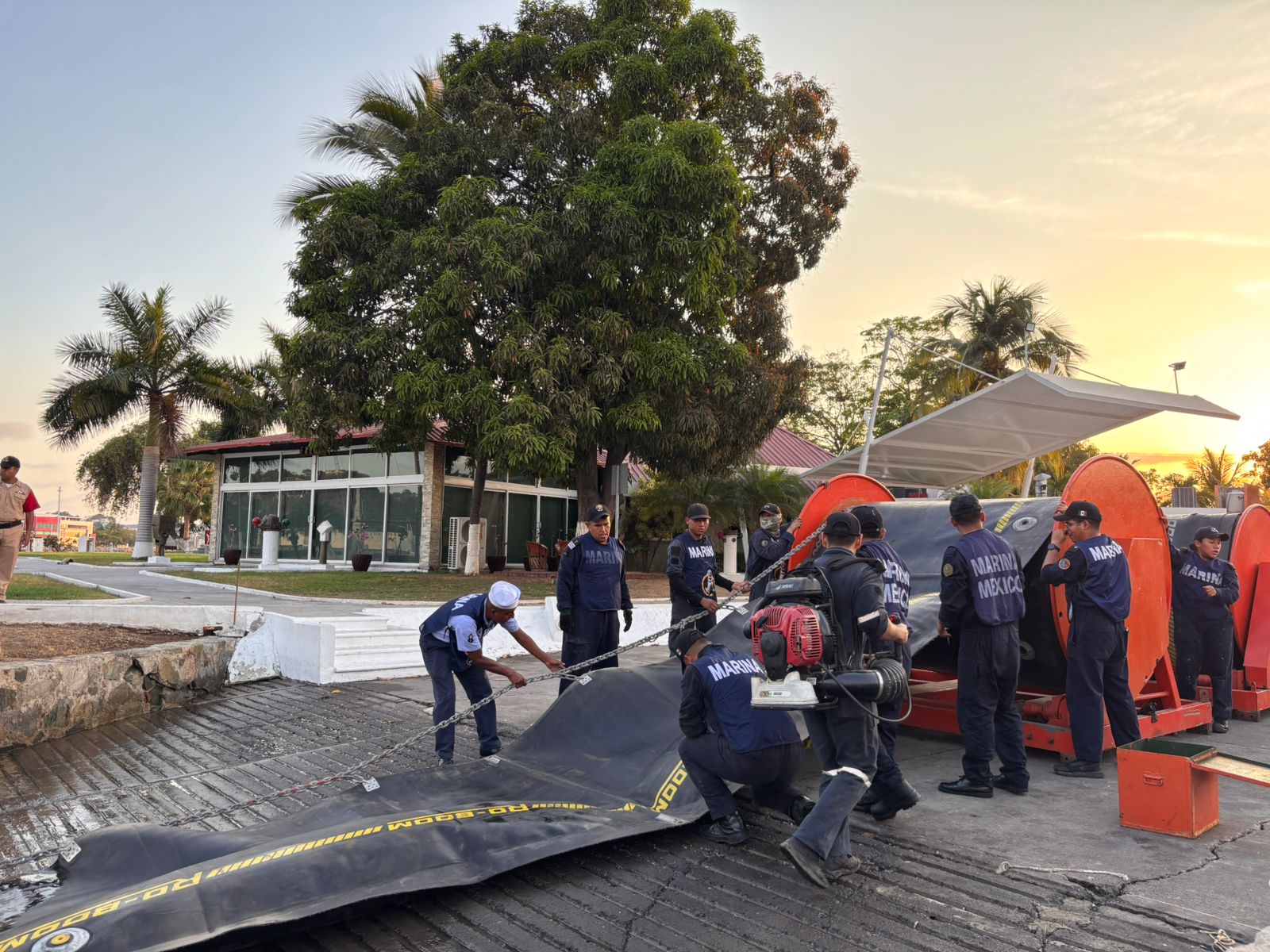 En este momento estás viendo Secretaría de Marina despliega operativo para contener derrame de hidrocarburo en zona portuaria de Manzanillo