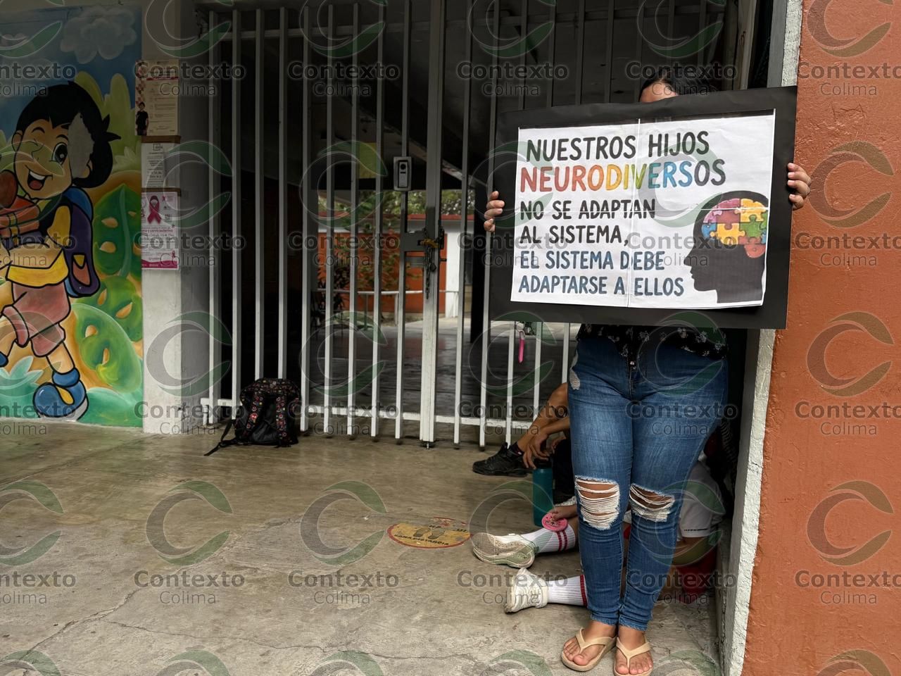 En este momento estás viendo Padres bloquean CAM Tecomán ; exigen separación de niveles educativos