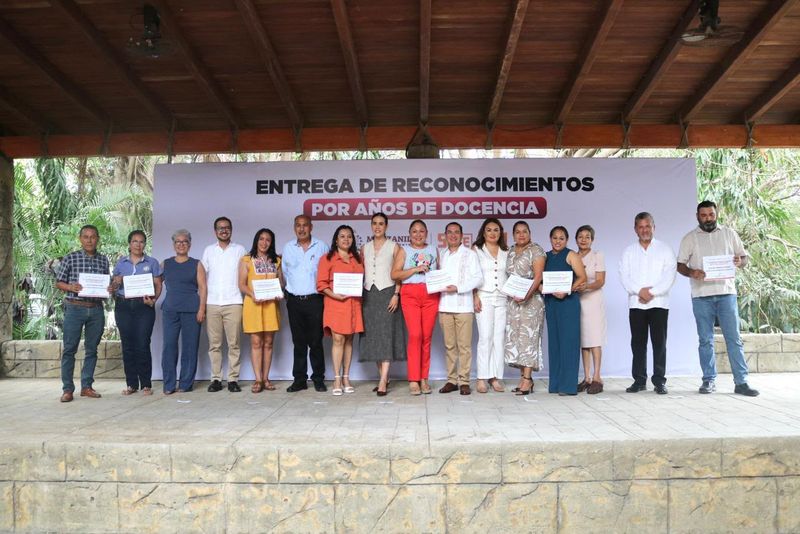 En este momento estás viendo Rosi Bayardo reconoce trayectoria de docentes que han formado generaciones en Manzanillo