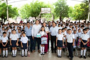 Lee más sobre el artículo Administración de Indira Vizcaíno entrega ColiBecas Mochilas, Útiles y Uniformes a estudiantes de Ixtlahuacán