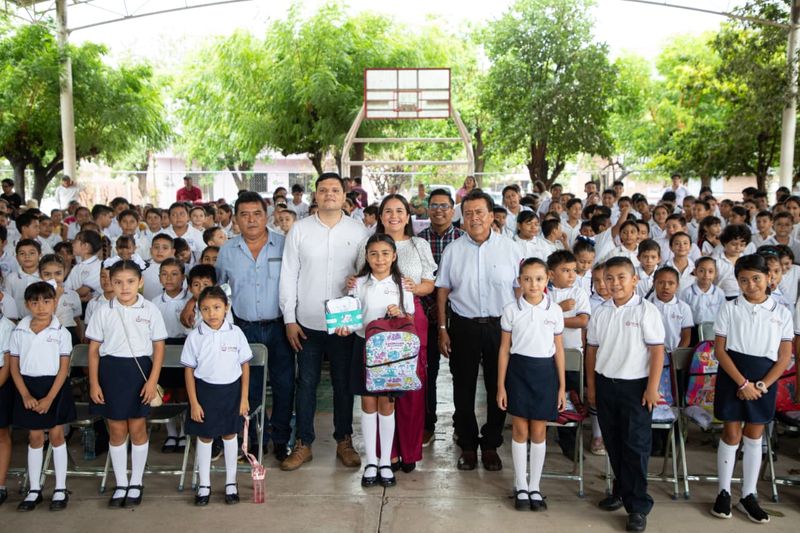 En este momento estás viendo Administración de Indira Vizcaíno entrega ColiBecas Mochilas, Útiles y Uniformes a estudiantes de Ixtlahuacán