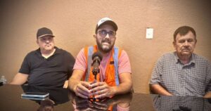 Lee más sobre el artículo Transportistas acusan abandono de Pinfra: llevan meses sin cobrar mientras la obra opera con camiones foráneos