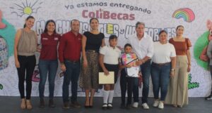 Lee más sobre el artículo Gobierno de Indira Vizcaíno entrega mochilas, útiles y uniformes a estudiantes de primaria en Tecomán