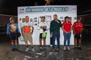 Lee más sobre el artículo Reconoce Armando Reyna a ciclistas tecomenses por su trayectoria y aportación al deporte