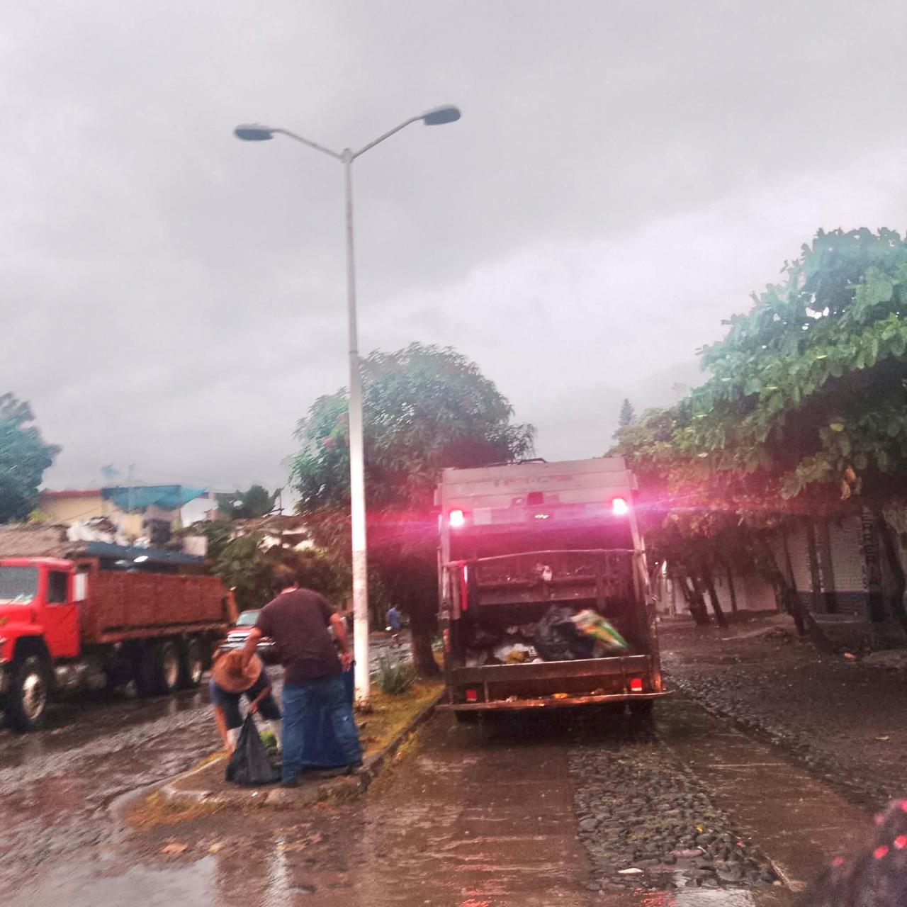 En este momento estás viendo Joven trabajador de Limpia de Armería resulta gravemente lesionado en accidente con camión recolector