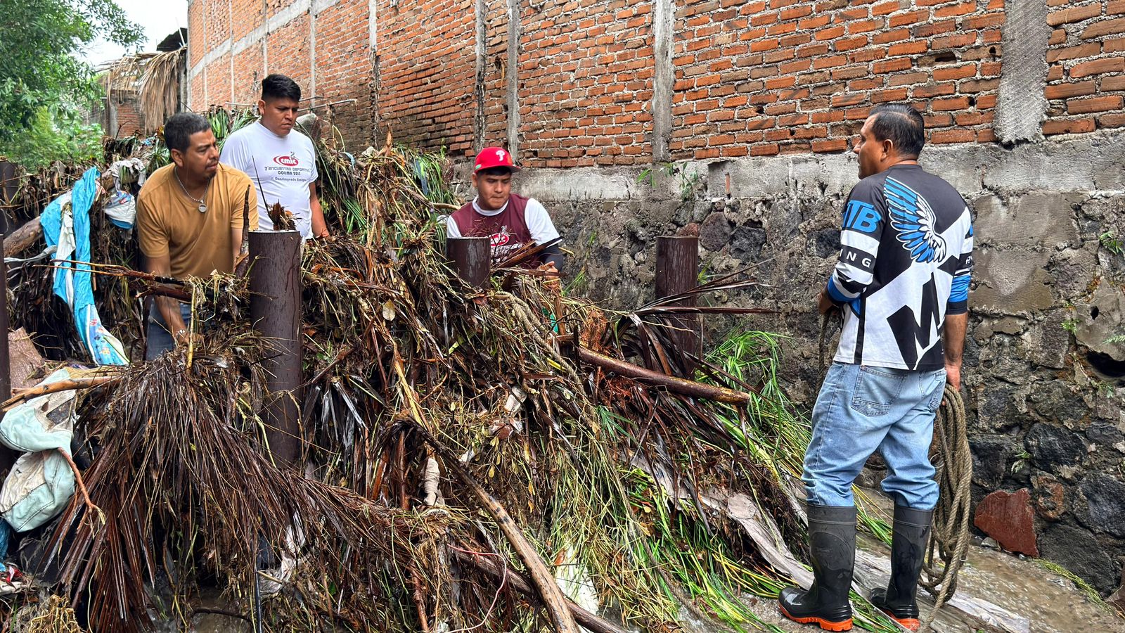 En este momento estás viendo Ayuntamiento de Colima limpia y desazolva arroyo El Manrique para prevenir inundaciones en Colima
