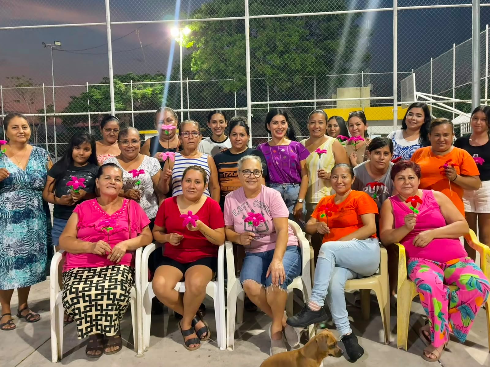 En este momento estás viendo Gobierno de Tecomán imparte taller de flores para mujeres en la Miguel Hidalgo