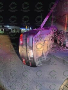 Lee más sobre el artículo Abandonan automóvil tras espectacular volcadura en la colonia La Palmita, Tecomán