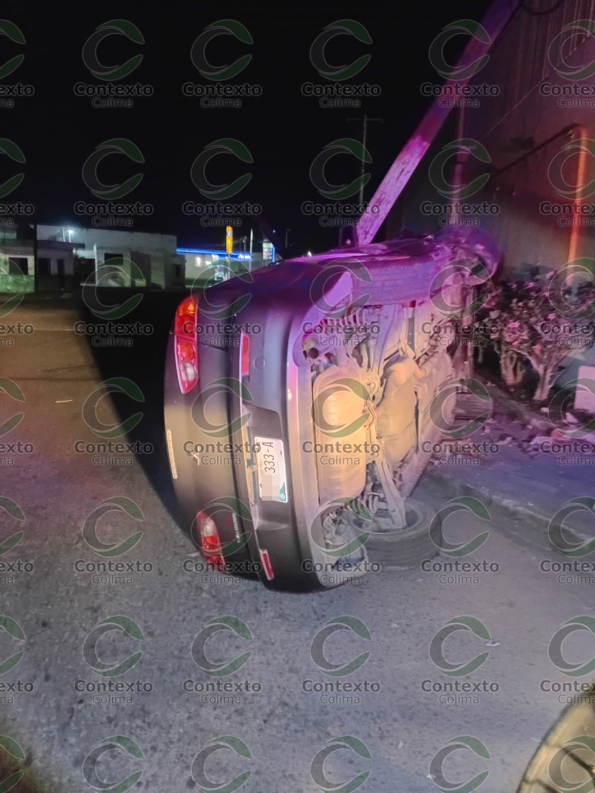 En este momento estás viendo Abandonan automóvil tras espectacular volcadura en la colonia La Palmita, Tecomán