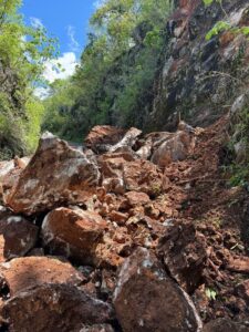Lee más sobre el artículo UEPC Colima alerta por deslave y obstrucción de camino a El Terrero, en Minatitlán