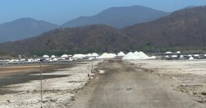 Lee más sobre el artículo Salineros de Colima exigen garantías ante posible contaminación por ampliación del Puerto de Manzanillo