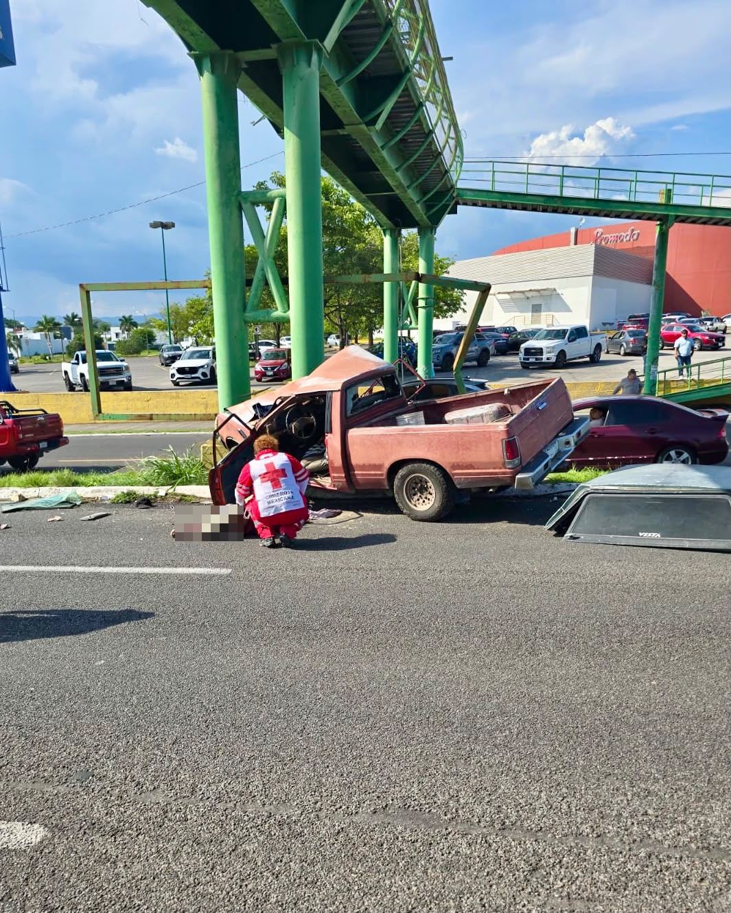 En este momento estás viendo Muere conductor tras impactar camioneta contra puente peatonal frente a Zentralia