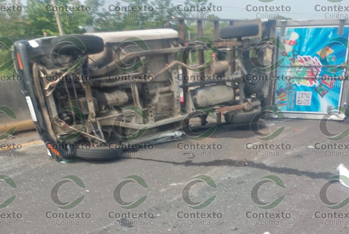 En este momento estás viendo Aparatoso choque entre camionetas agrava caos vial en la autopista Colima-Manzanillo