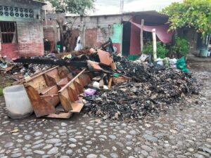 Lee más sobre el artículo Gobierno de Tecomán apoya a tecomense tras incendio en su casa