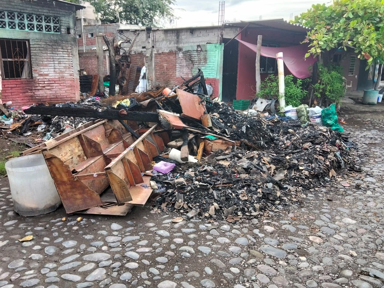 En este momento estás viendo Gobierno de Tecomán apoya a tecomense tras incendio en su casa
