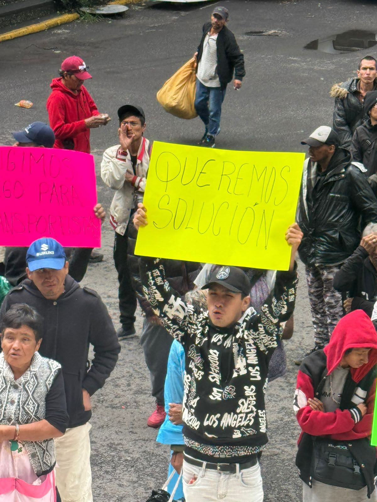 En este momento estás viendo Materialistas de Tecomán y Armería protestan en oficinas centrales de Pinfra en Ciudad de México