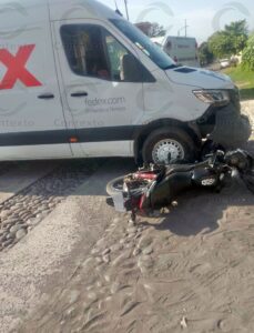 Lee más sobre el artículo Camioneta de paquetería impacta a motocicleta; dos personas resultan lesionadas en Tecomán