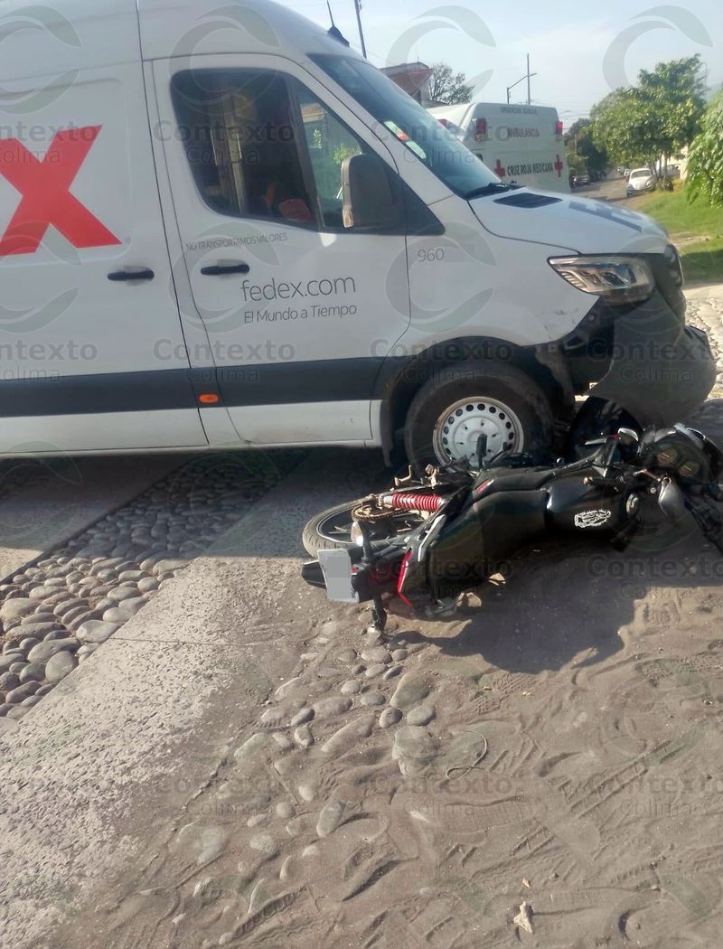 En este momento estás viendo Camioneta de paquetería impacta a motocicleta; dos personas resultan lesionadas en Tecomán