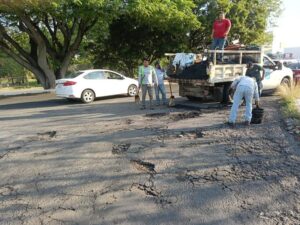 Lee más sobre el artículo Refuerzan trabajos de bacheo en la avenida Camino Real de Colima