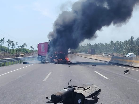 En este momento estás viendo Sofocan incendio de tractocamión en la autopista Colima-Manzanillo; no hubo lesionados