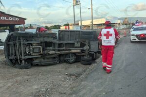 Lee más sobre el artículo Camioneta vuelca y cae a una zanja en la carretera Tecomán–Armería