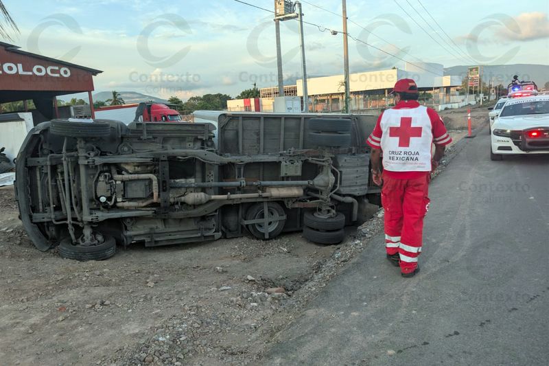 En este momento estás viendo Camioneta vuelca y cae a una zanja en la carretera Tecomán–Armería