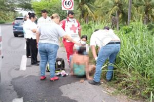 Lee más sobre el artículo Mujer resulta lesionada al caer de una motocicleta en la carretera Tecomán–Boca de Pascuales
