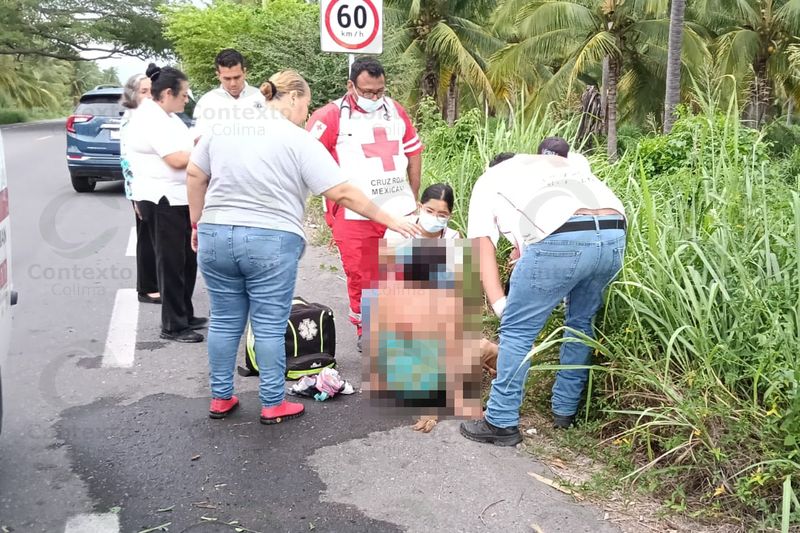 En este momento estás viendo Mujer resulta lesionada al caer de una motocicleta en la carretera Tecomán–Boca de Pascuales