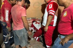 Lee más sobre el artículo Rescatan a adulta mayor tras quedar atrapada entre dos bardas durante toda la noche en Cofradía de Morelos