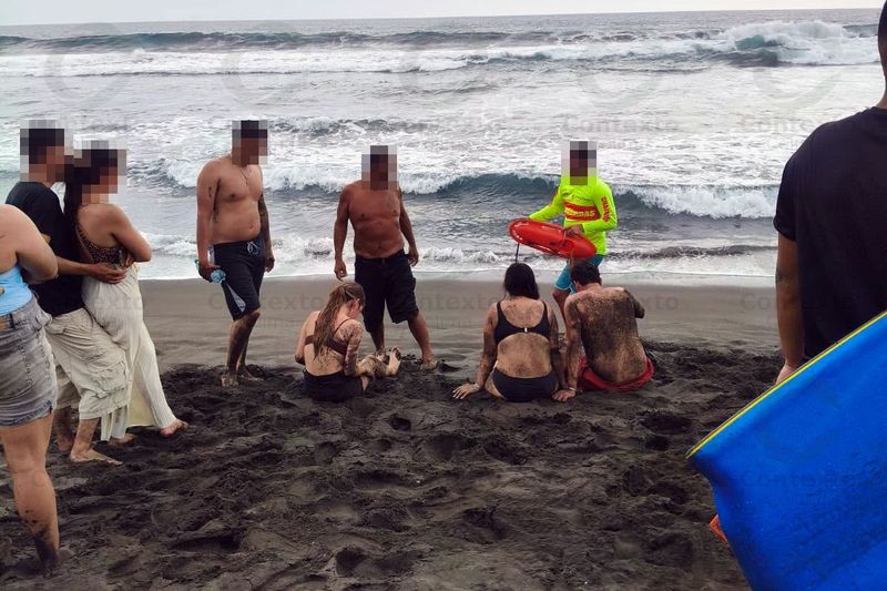 En este momento estás viendo Rescatan a cuatro jóvenes que eran arrastrados por el mar en playa de Cuyutlán