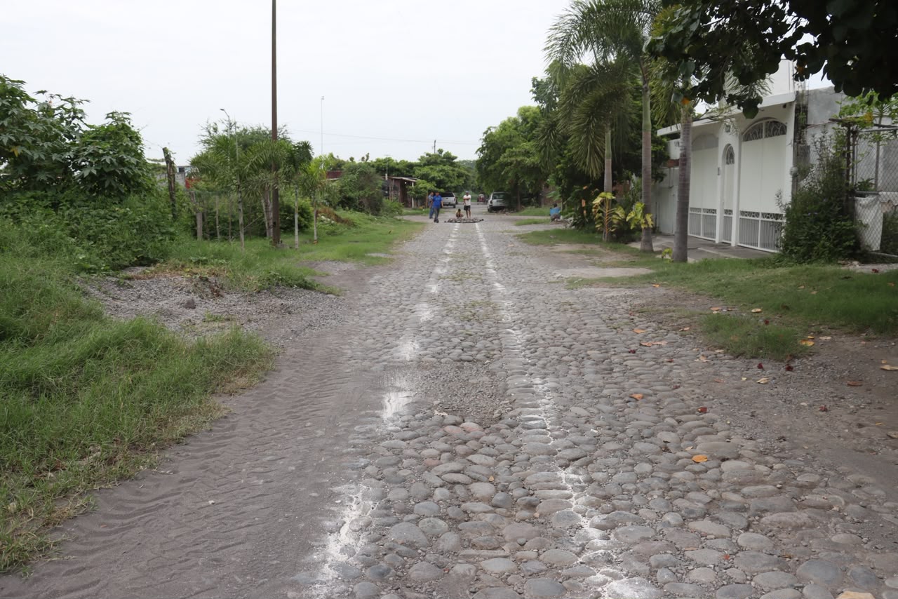 En este momento estás viendo Inicia Gobierno de Tecomán rehabilitación de drenaje en la colonia Estatuto Jurídico