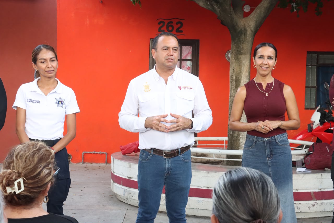 En este momento estás viendo Gobierno de Tecomán atiende solicitudes de vecinos de la colonia San Isidro