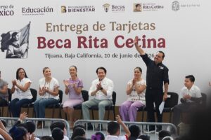 Lee más sobre el artículo Concluye Julio León gira nacional de entrega de tarjetas de la beca “Rita Cetina” para estudiantes de primaria