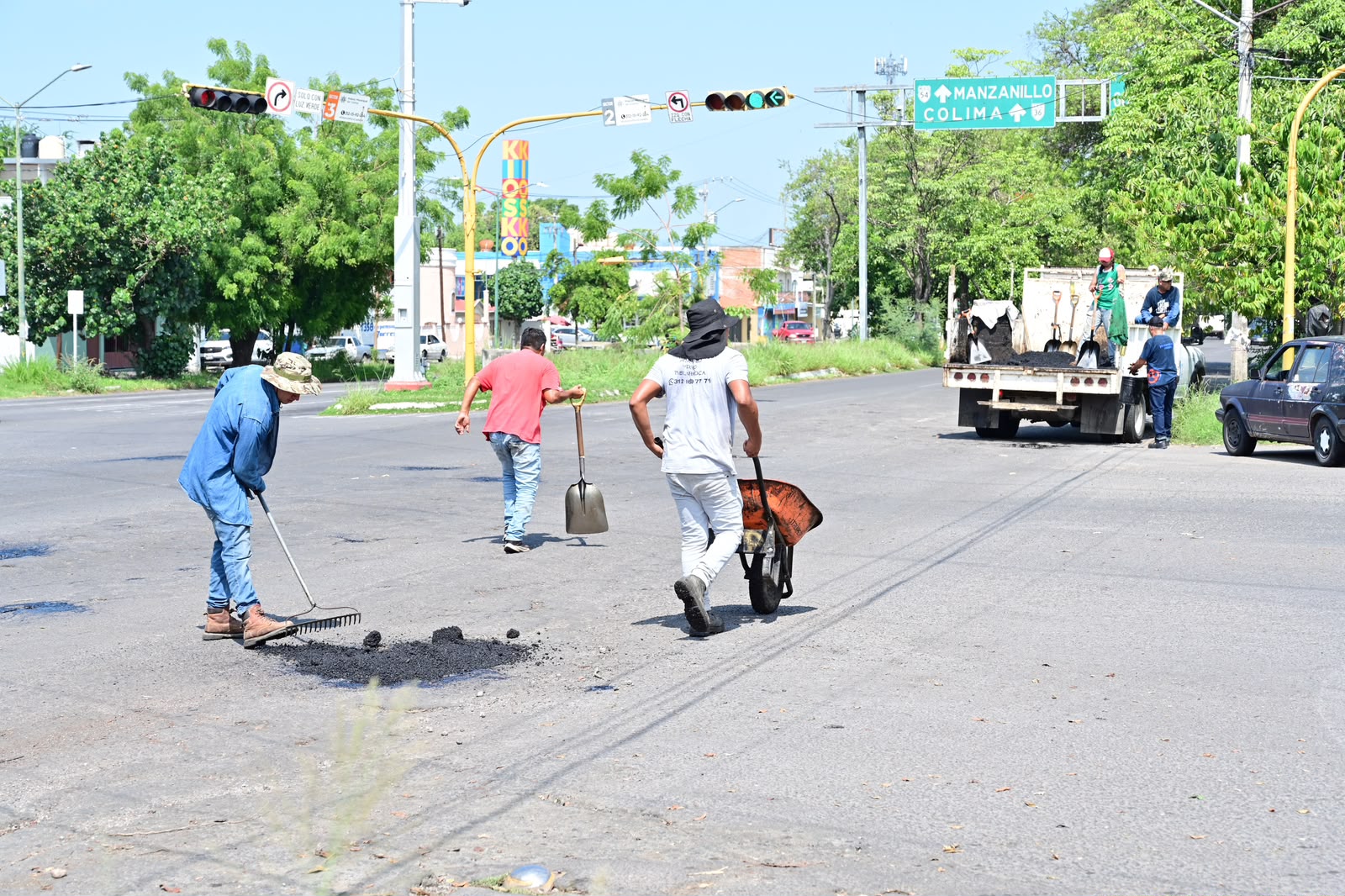 En este momento estás viendo Realizan bacheo en la avenida Niños Héroes para mejorar la movilidad en Colima