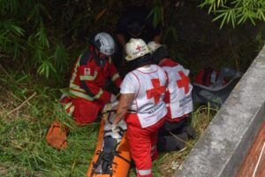 Lee más sobre el artículo Rescatan a adulto mayor tras caer de una azotea en el Centro de Colima