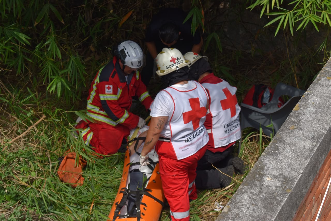 En este momento estás viendo Rescatan a adulto mayor tras caer de una azotea en el Centro de Colima