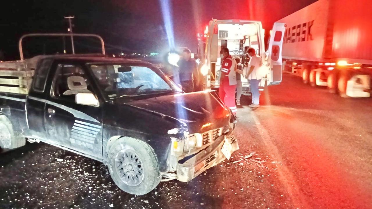 En este momento estás viendo Chocan contra muro de contención en la autopista Tecomán-Colima; hombre y menor resultan lesionados