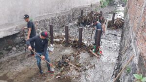 Lee más sobre el artículo Ayuntamiento de Colima mantiene desazolve en el río Manrique para prevenir inundaciones