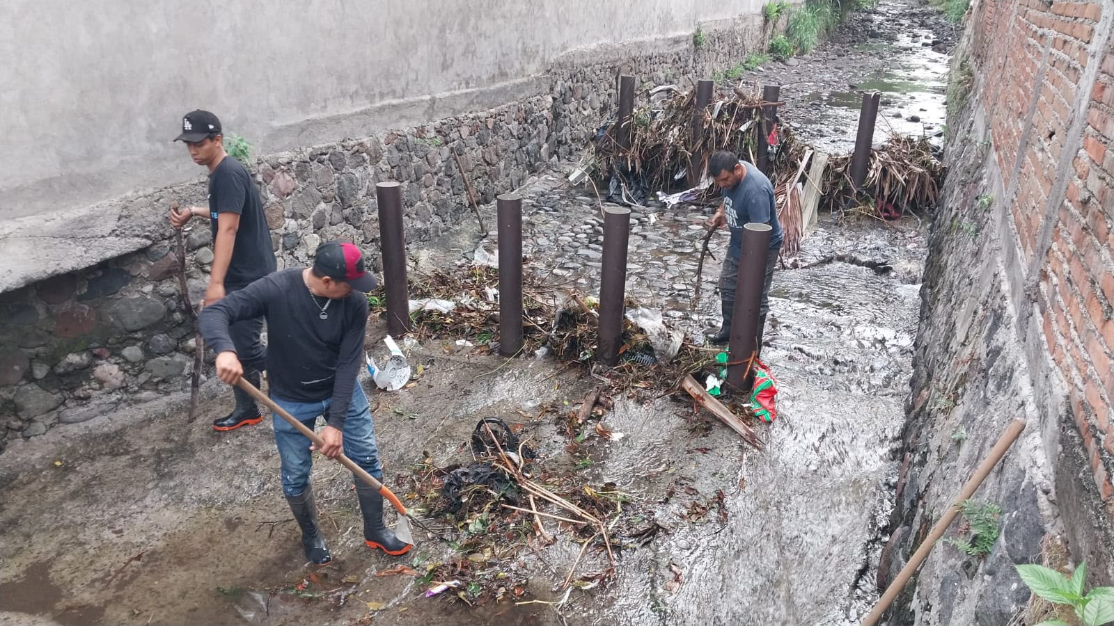 En este momento estás viendo Ayuntamiento de Colima mantiene desazolve en el río Manrique para prevenir inundaciones