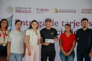Lee más sobre el artículo Gobernadora acompañó la entrega de 186 tarjetas de JCF para jóvenes villalvarenses