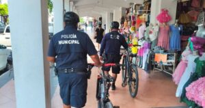 Lee más sobre el artículo A pedalazos, policías recorren el centro de Tecomán para prevenir delitos