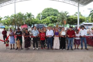 Lee más sobre el artículo Familias de Caleras estrenan nueva techumbre en su jardín principal; Armando Reyna entrega la obra