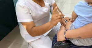 Lee más sobre el artículo Refuerza IMSS Colima protección de la salud mediante vacunación en todas las etapas de la vida