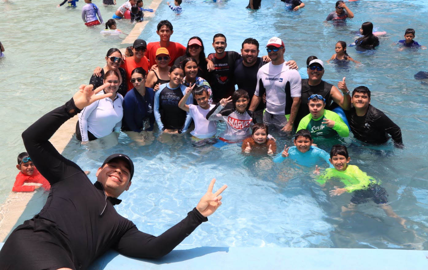 En este momento estás viendo Niñas y niños del curso de verano de la UDIF disfrutaron las albercas del Parque Regional de Colima