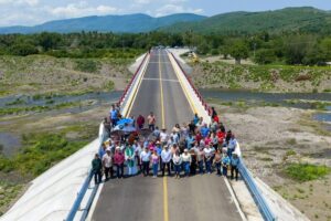 Lee más sobre el artículo Indira Vizcaíno entregó en Ixtlahuacán el Puente La Presa y la rehabilitación de la Unidad Deportiva