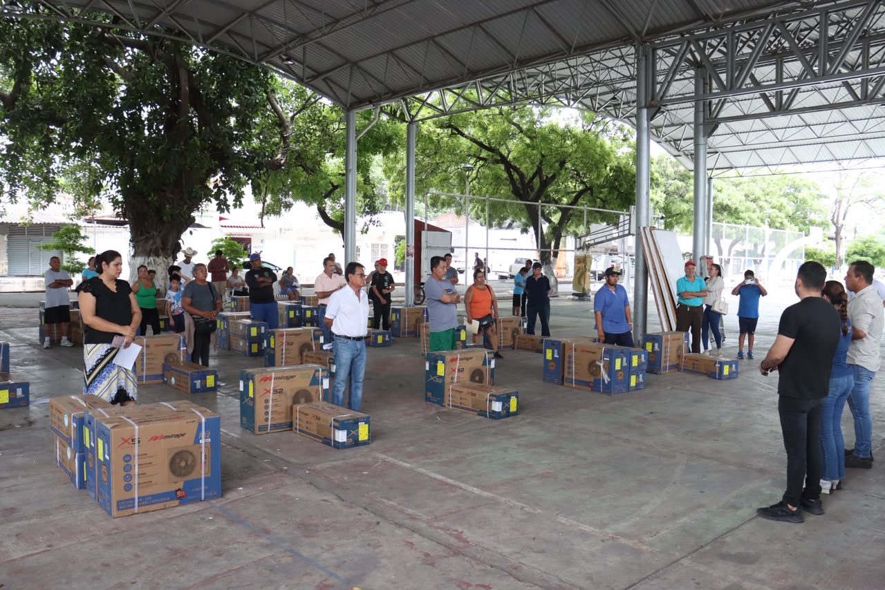 En este momento estás viendo Entrega Gobierno de Tecomán aires acondicionados a bajo costo
