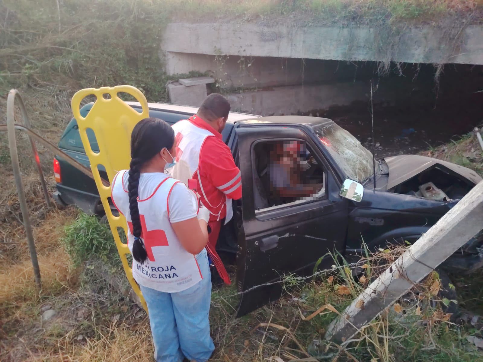 En este momento estás viendo Dos hombres resultan lesionados en accidente y son trasladados al IMSS en Tecomán