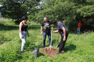 Lee más sobre el artículo Plantan 60 árboles en el arroyo El Manrique para fortalecer la recuperación ambiental