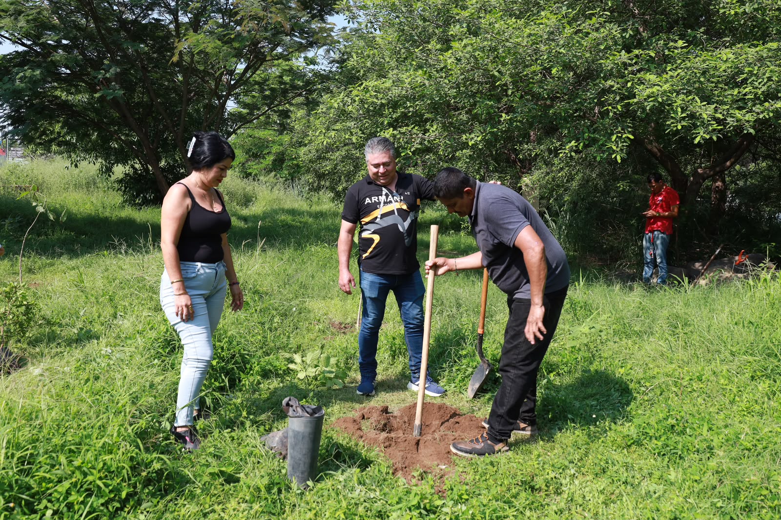 En este momento estás viendo Plantan 60 árboles en el arroyo El Manrique para fortalecer la recuperación ambiental